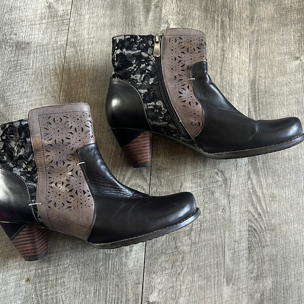 L’artist Bella leather booties, good condition